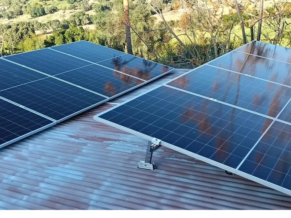 Placas solares sobre tejado de teja en una finca rural de Mallorca