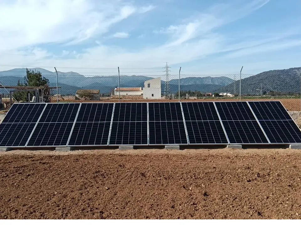 Instalación fotovoltaica con estructura sobre suelo en finca rústica de Mallorca