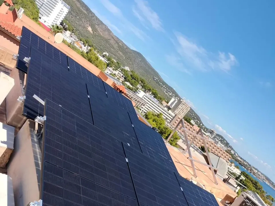 Placas solares en un tejado con vistas al mar en Mallorca
