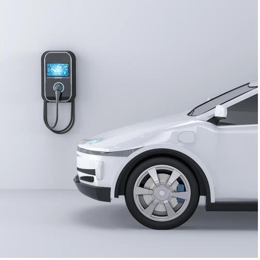 Elektroauto mit angeschlossener Wallbox in einer Garage